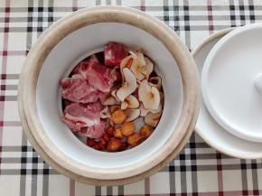 所有的材料码好放在炖盅里。