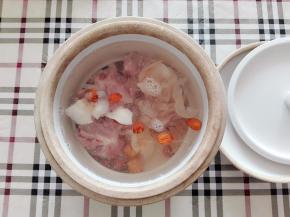 加入适量的清水，盖上盖子。