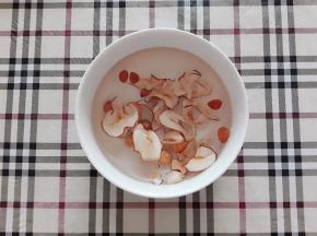 药材用清水浸泡5分钟左右，清洗干净。