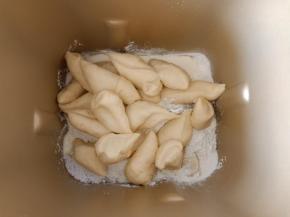 5.将主面团的材料按顺序放入面包桶，将中种面团剪或切成小块放入面包桶一起揉
