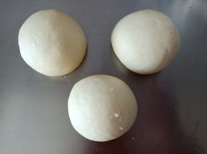 7.排气后平均分成3份，我的每份大约是152克左右，松弛15分钟
