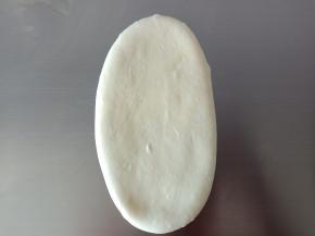 8.取一份面团擀成椭圆
