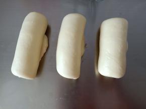 10.全部卷好后盖保鲜膜松弛10分钟
