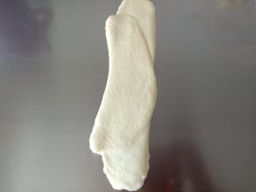 11.进行第二次擀卷，取一个松弛好的面团擀开
