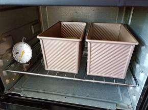 14.烤箱放一碗温水，温度设定为38度进行第二次发酵
