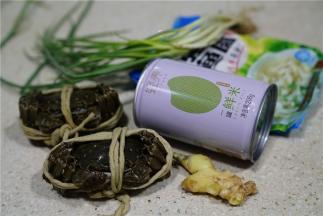 备好如图所用食材，二只蟹，一罐轻食鲜米，一袋鱼丸，适量葱姜。