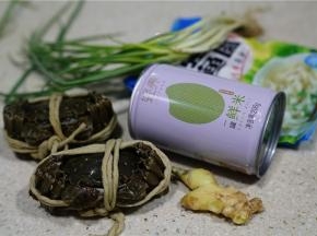 备好如图所用食材，二只蟹，一罐轻食鲜米，一袋鱼丸，适量葱姜。