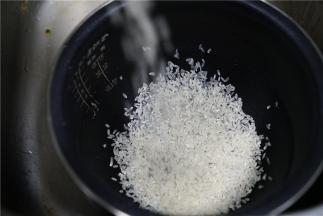 倒半罐的轻食鲜米在煲胆里面。