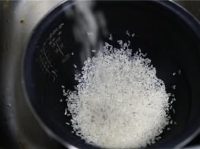 倒半罐的轻食鲜米在煲胆里面。