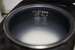 过一次水清洗就可以，然后加入适量清水，水量要比平时时火煮的要多一点，将米粥煮好。