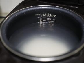 过一次水清洗就可以，然后加入适量清水，水量要比平时时火煮的要多一点，将米粥煮好。