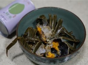 然后再将蟹清洗去杂质。