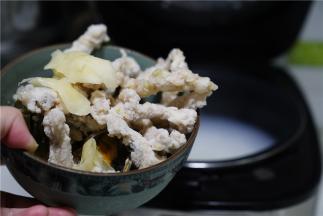 粥煮好之后加入鱼丸姜片闸蟹。