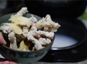 粥煮好之后加入鱼丸姜片闸蟹。