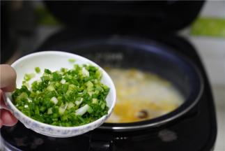 接着再煮至粥好就可以，然后加入适量的葱花点缀提味。