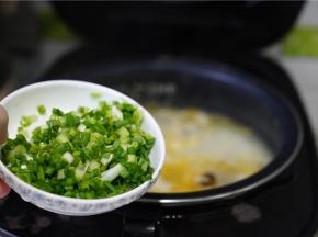 接着再煮至粥好就可以，然后加入适量的葱花点缀提味。