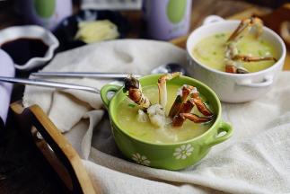 这样子一份超鲜美的鱼丸蟹粥就完成啦。