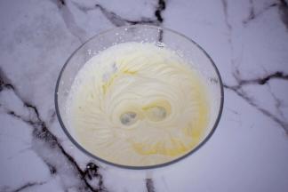 淡奶油加入白糖用电动打蛋器打发至裱花状态，放入冰箱冷藏备用