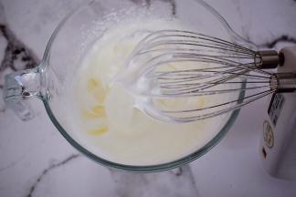 打发至湿性发泡，提起打蛋器有大弯勾即可