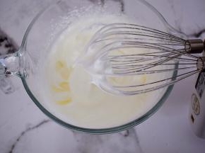 打发至湿性发泡，提起打蛋器有大弯勾即可