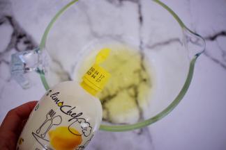 蛋清中加入柠檬汁，用电动打蛋器打至粗泡