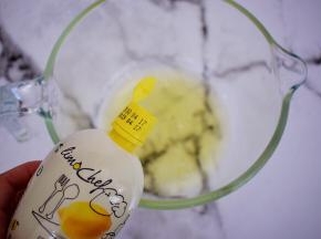 蛋清中加入柠檬汁，用电动打蛋器打至粗泡