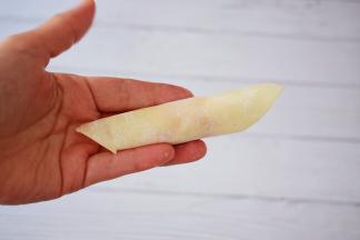 再卷起来，收口处沾着水按紧实了，免得炸时开口