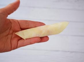 再卷起来，收口处沾着水按紧实了，免得炸时开口