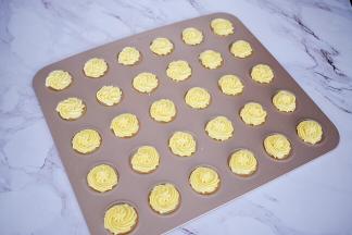 挤在烤盘上，挤圆形形状即可