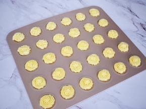 挤在烤盘上，挤圆形形状即可