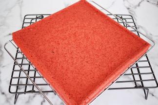 烤好马上取出震一震，然后倒扣在烤网上，轻轻撕掉油纸晾至余温