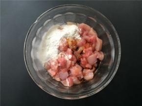 将兔肉去骨切小颗粒，加入适量生抽、料酒、淀粉拌匀。