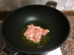 放入兔肉快速翻炒断生。