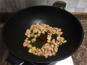 放入1勺豆瓣酱翻炒出香味。