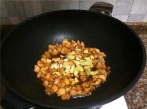 放入大蒜和姜片翻炒20秒。