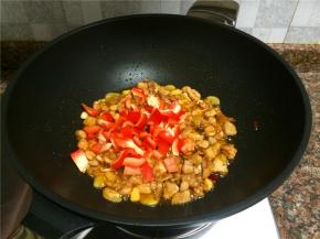 放入红椒翻炒30秒。