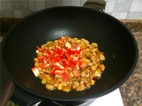 放入红椒翻炒30秒。