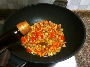 倒入适量生抽翻炒20秒。