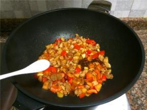 放入适量盐翻炒20秒即可出锅。