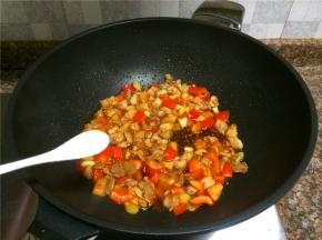 放入适量盐翻炒20秒即可出锅。