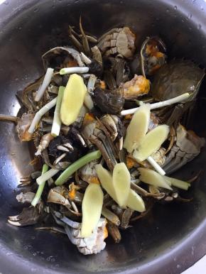 大闸蟹中加入生姜，葱段，料酒，生抽拌匀，腌制10分钟左右。。