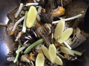 大闸蟹中加入生姜，葱段，料酒，生抽拌匀，腌制10分钟左右。。