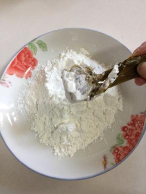 盘里放入适量的淀粉，把大闸蟹均匀的裹上一层淀粉。