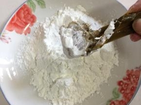 盘里放入适量的淀粉，把大闸蟹均匀的裹上一层淀粉。