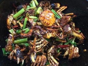 起锅前加入适量的鸡精调味即可。