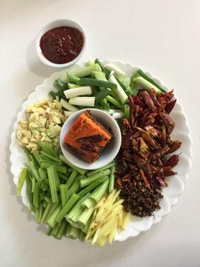 蒜瓣剁碎，芹菜切成段，大葱切成段，干辣椒切成段，生姜切成条，花椒，火锅底料，郫县豆瓣酱准备好备用。