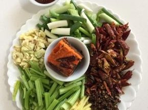 蒜瓣剁碎，芹菜切成段，大葱切成段，干辣椒切成段，生姜切成条，花椒，火锅底料，郫县豆瓣酱准备好备用。