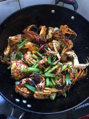 放入芹菜段和葱段翻炒均匀。