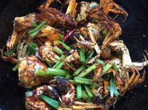 放入芹菜段和葱段翻炒均匀。