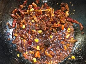 放入郫县豆瓣酱和火锅底料小火煸炒出红油来。